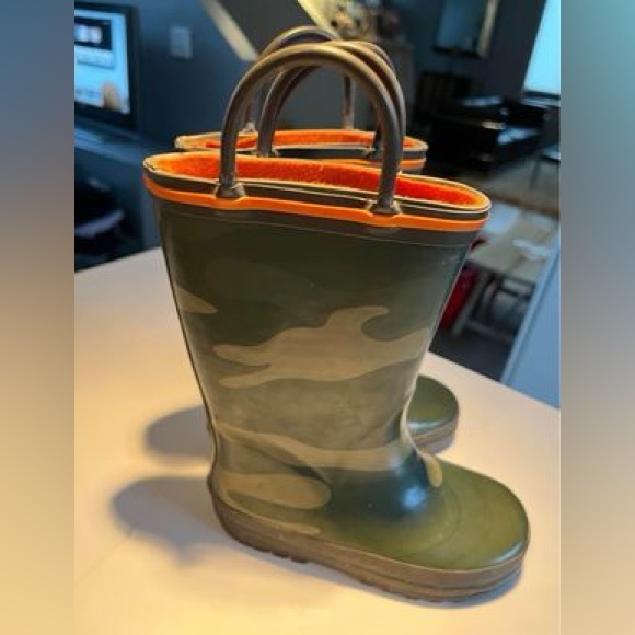 little boys size 8 rain boots.  Carters brand camo boots. - Picture 2 of 12